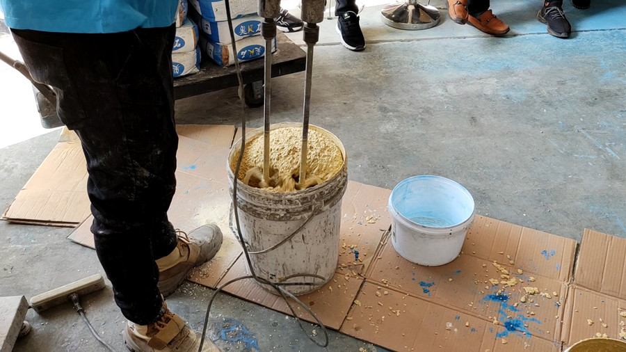 用雙桿攪拌機(jī)充分?jǐn)嚢枭皾{