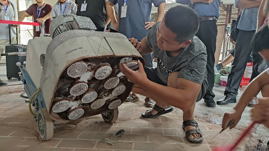 學(xué)員動手更換磨片