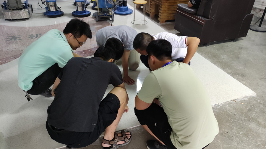 學(xué)員一起研究、探討新型無機磨石
