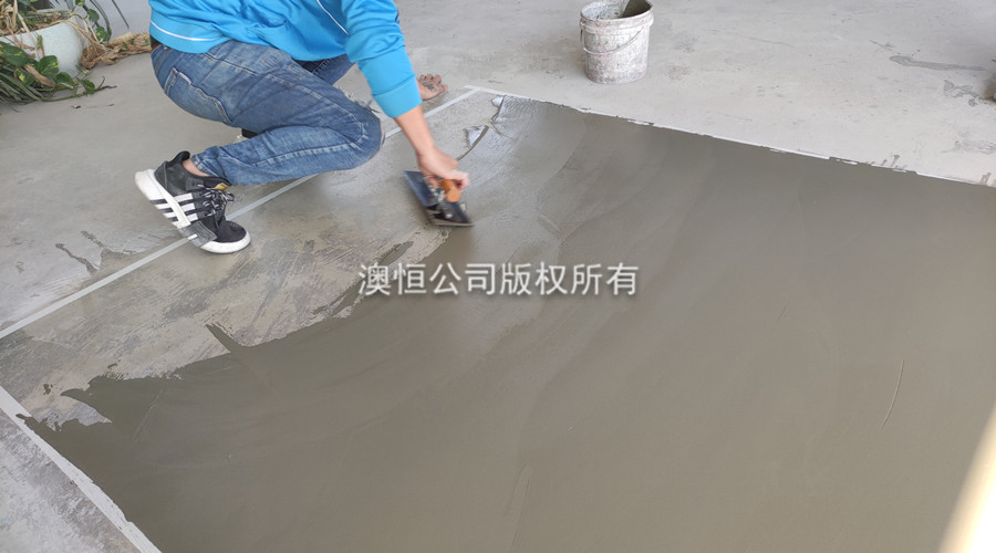 在麻面地面上批刮390薄層韌性自流平水泥，修補(bǔ)細(xì)小孔洞