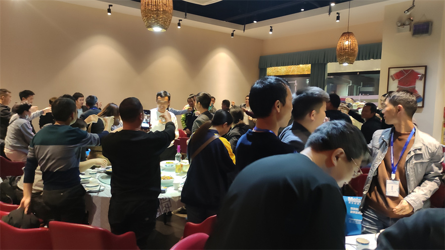 學(xué)員聚餐，相互討論交流