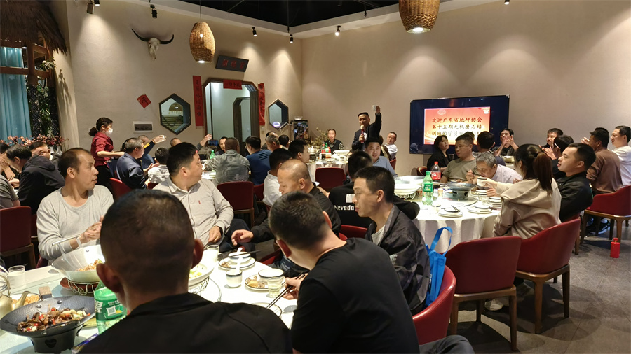 學員聚餐，相互討論交流