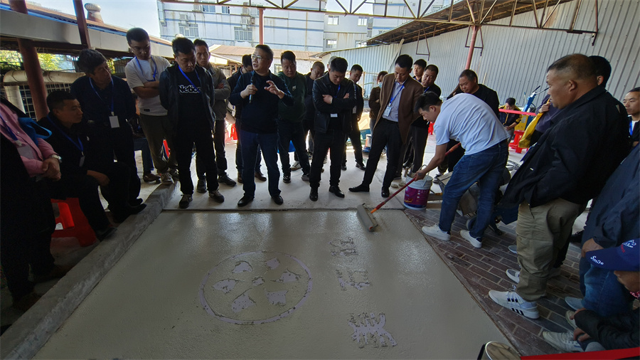 無機(jī)磨石攤鋪實操現(xiàn)場