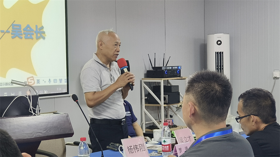 廣東省地坪協(xié)會(huì)吳會(huì)長為大家做開班演講